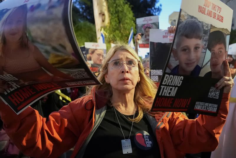 FOTO DE ARCHIVO. Manifestantes sostienen pancartas de niños rehenes israelíes frente a las oficinas en Tel Aviv del Fondo Internacional de Emergencia de las Naciones Unidas para la Infancia (UNICEF), en Tel Aviv, Israel