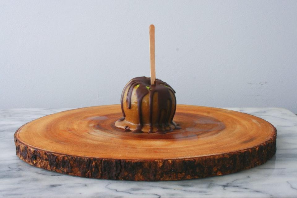 One vegan caramel apple drizzled with chocolate.