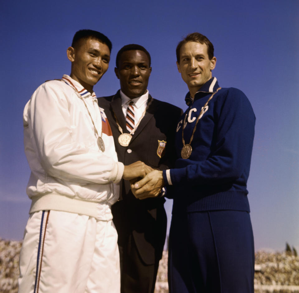 Die Zehnkampf-Medaillengewinner Rafer Johnson (USA, Gold) Yang Chuan-Kwang (Taiwan, Silber) und Wassili Kusnezow (Sowjetunion, Bronze) (Bild: Getty Images)