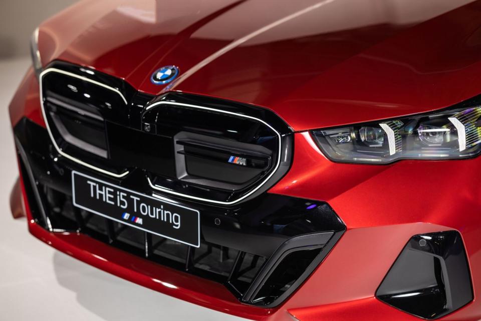 全新首創BMW i5 Touring將新世代設計語彙重新解構，奠基於5系列之上更添流線修長與優雅的無比特質，結合「i」字樣專屬飾徽雙腎型水箱護罩、全新BMW飾光水箱護罩與大幅提升科技氣息的光型變化智慧LED頭燈，魅力難以忽視