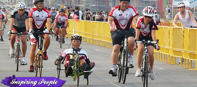 Ezzy Wang competes at the OCBC Cycle Singapore race in 2010. (Ezzy Wang photo)