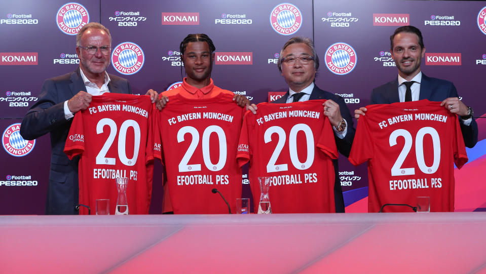 MUNICH, GERMANY - JULY 11: Serge Gnabry of FC Bayern Muenchen, CEO of FC Bayern Muenchen Karl-Heinz Rummenigge, president of Konami Digital Entertainment Masami Saso and Konami senior director brand & business development Jonas Lygaard (L-R) pose after a press conference to announce their partnership at Presseclub Allianz Arena on July 11, 2019 in Munich, Germany. (Photo by Alexandra Beier/Bongarts/Getty Images)