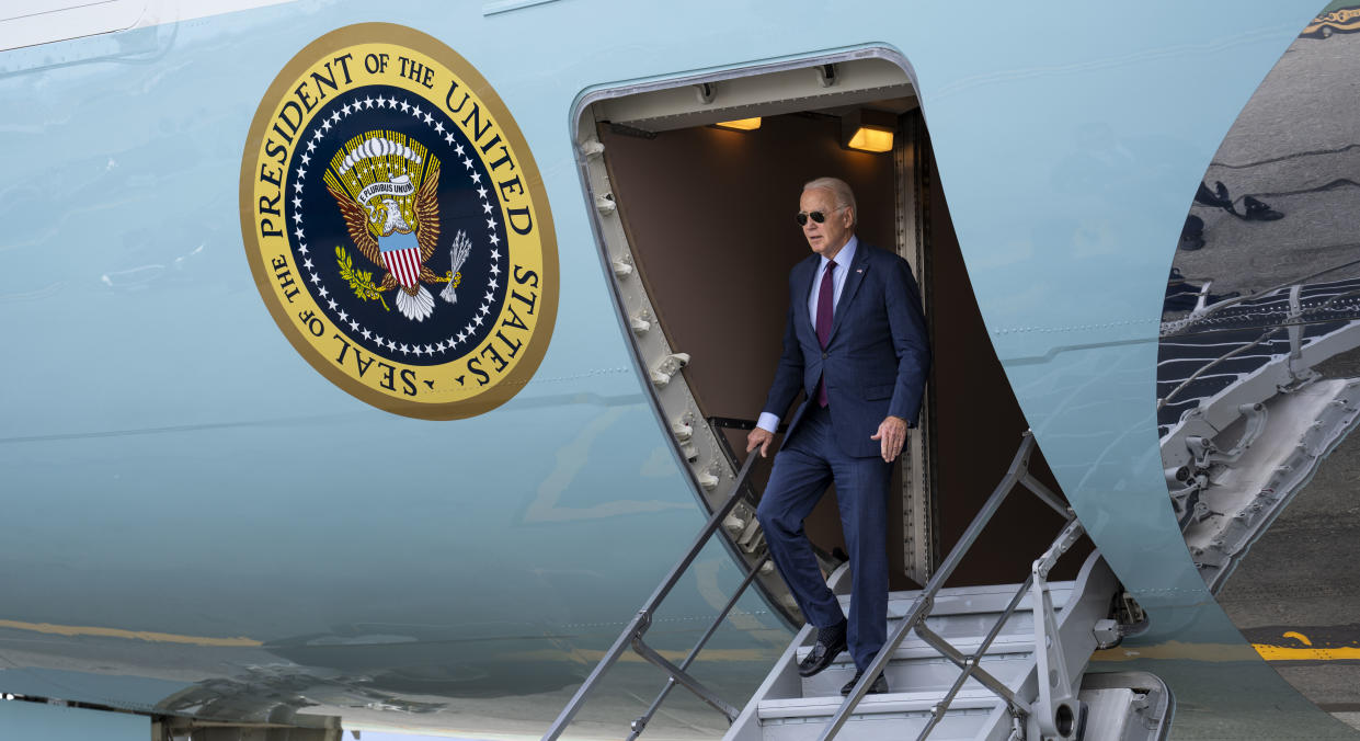 El presidente Joe Biden mientras aborda el Air Force One en la Base de la Fuerza Aérea Andrews en Maryland, el 14 de noviembre de 2023. (Doug Mills/The New York Times)