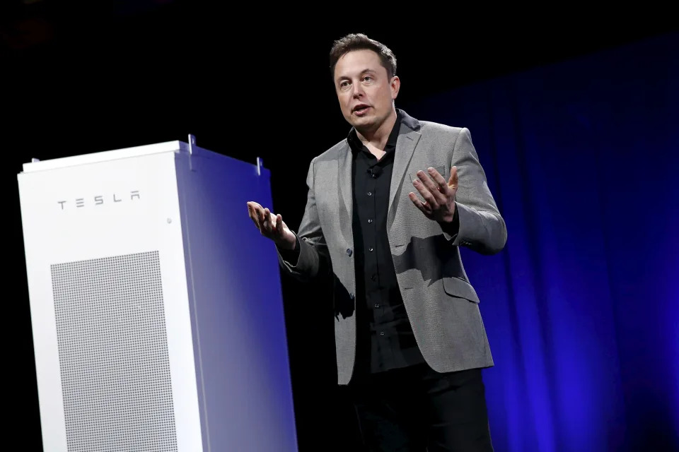 Tesla Motors CEO Elon Musk reveals a Tesla Energy battery for businesses and utility companies during an event in Hawthorne, California April 30, 2015. Tesla Motors Inc unveiled Tesla Energy - a suite of batteries for homes, businesses and utilities - a highly-anticipated plan to expand its business beyond electric vehicles. REUTERS/Patrick T. Fallon      TPX IMAGES OF THE DAY