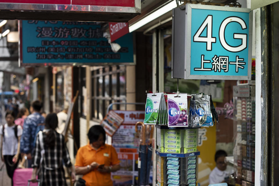 HONG KONG, CHINA - 2019/06/25: A convenient store selling 4G network sim cards seen in Hong Kong. (Photo by Budrul Chukrut/SOPA Images/LightRocket via Getty Images)