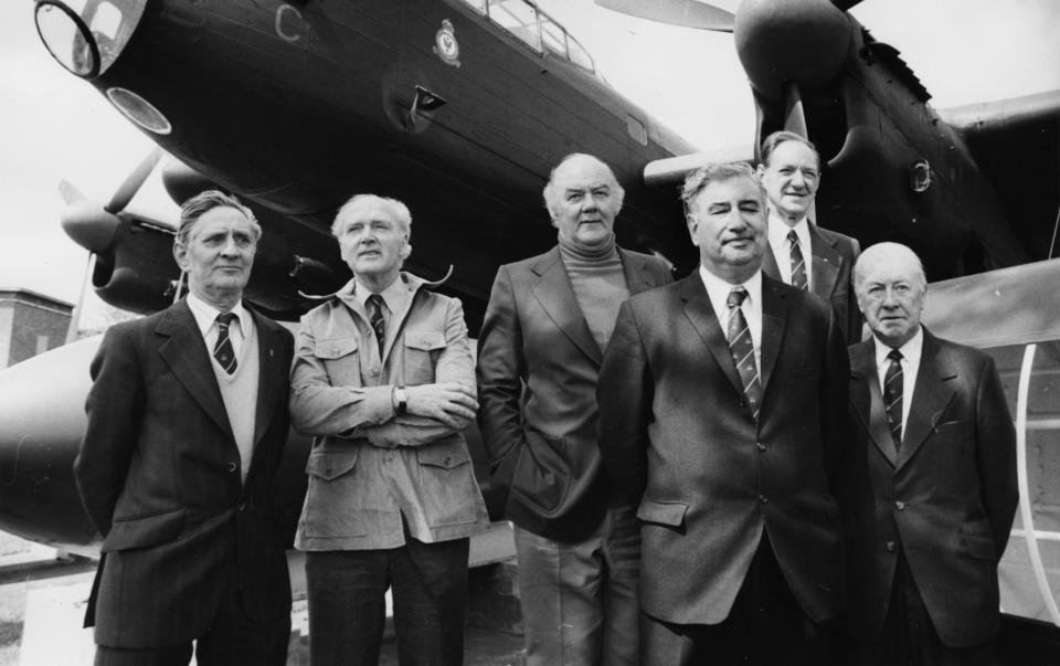 En 1977, los miembros sobrevivientes del Escuadrón 617 de Dambusters se pararon frente a un bombardero Lancaster en RAF Scampton.