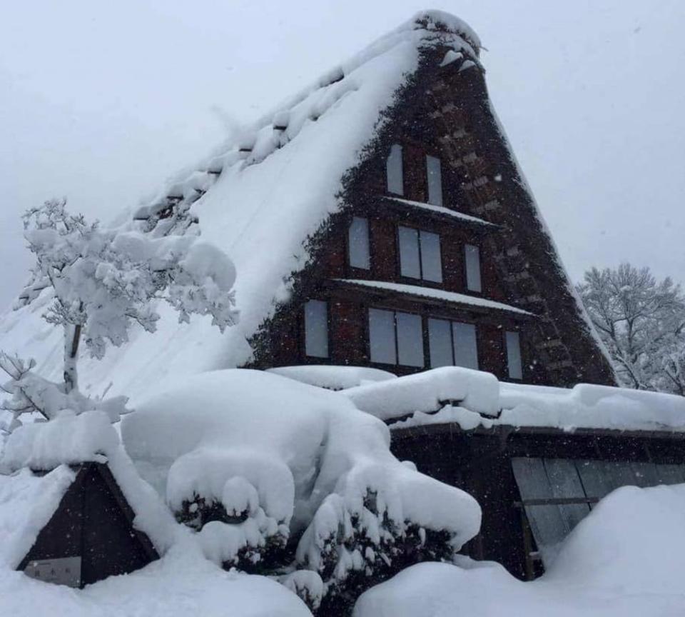 積雪甚厚的合掌屋讓人彷彿置身於童話世界