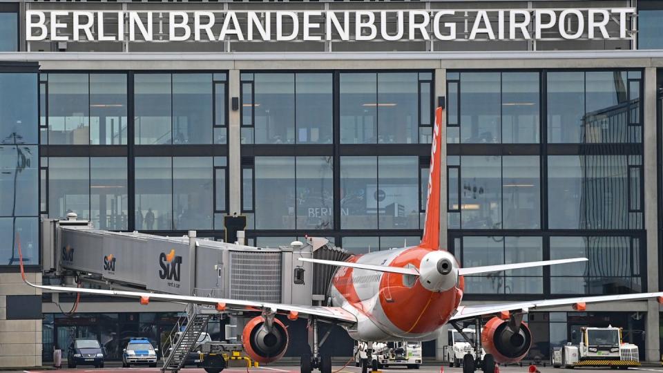 Ein Passagierflugzeug der britischen Fluggesellschaft Easyjet steht an einem Gate am Terminal 1 vom Hauptstadtflughafen Berlin Brandenburg «Willy Brandt» (BER).