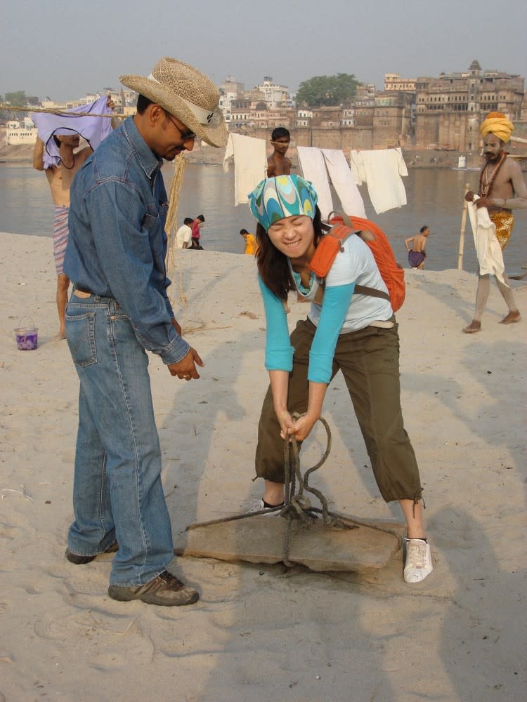 高伊玲在印度恆河沙洲挑戰搬石板。