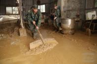 陸軍裝甲584旅官兵協助清除淤泥。（軍聞社記者李忠軒攝）