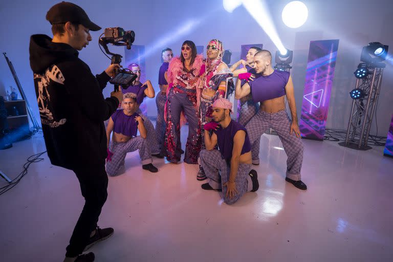 Moria Casán y Reydel, junto a su equipo de bailarines, en una escena de backstage durante la producción del videoclip