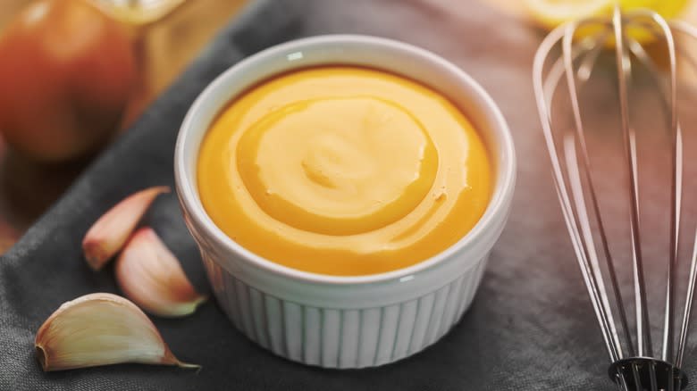 Çırpma teli ile ramekin içinde Aioli