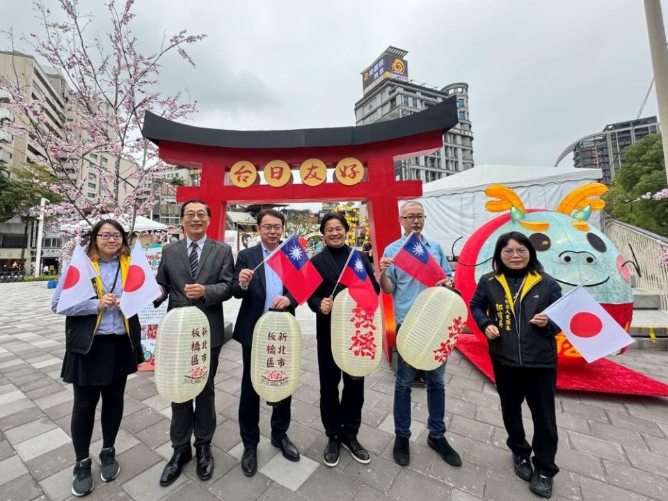 《圖說》東川町訪問團於台日友好燈區前合影。〈板橋公所提供〉