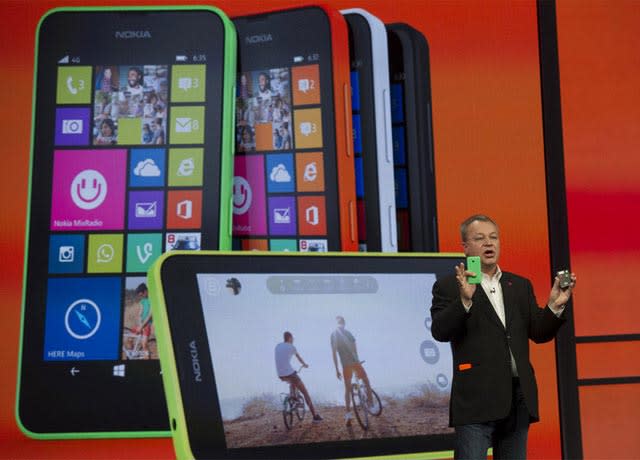 Stephen Elop, CEO de Nokia, presenta un Windows Phone en 2013.