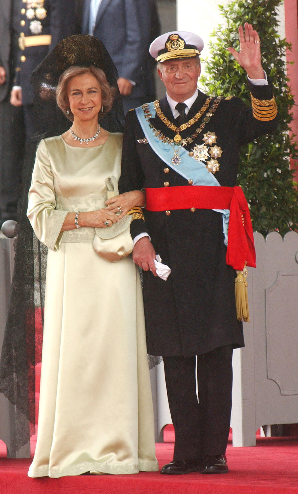 La madre del novio, como manda la tradición, llevó mantilla de encaje negra y un elegante diseño de satén creado por Margarita Nuez que le sentaba de maravilla. (Foto: A. Jones / J. Whatling / J. Parker / M. Cuthbert / Getty Images)