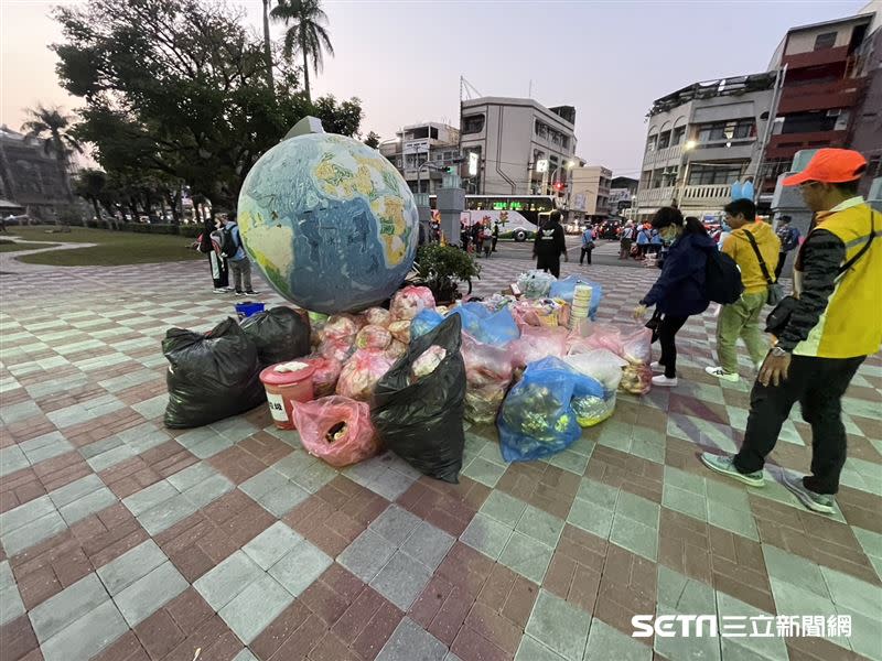 Mike說，這些垃圾全都是志工們自動自發沿途撿拾、整理出來的，讓人敬佩感謝。（圖／受訪者提供）