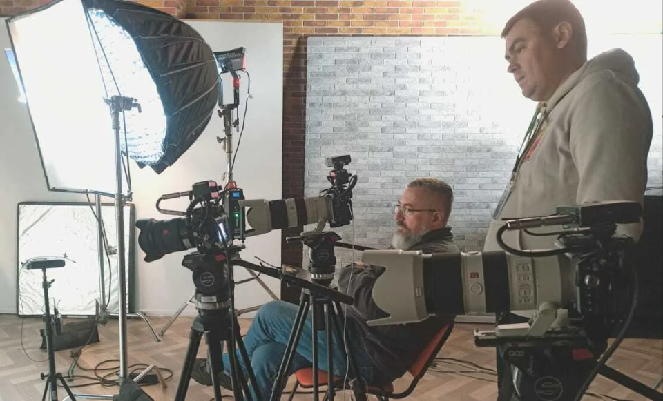 The team on the set: playwright Maksym Kurochkin, commander of the department, call sign Piesa (sitting) and Oleksandr Zemlany <span class="copyright">Об’єднання Українських Продюсерів</span>