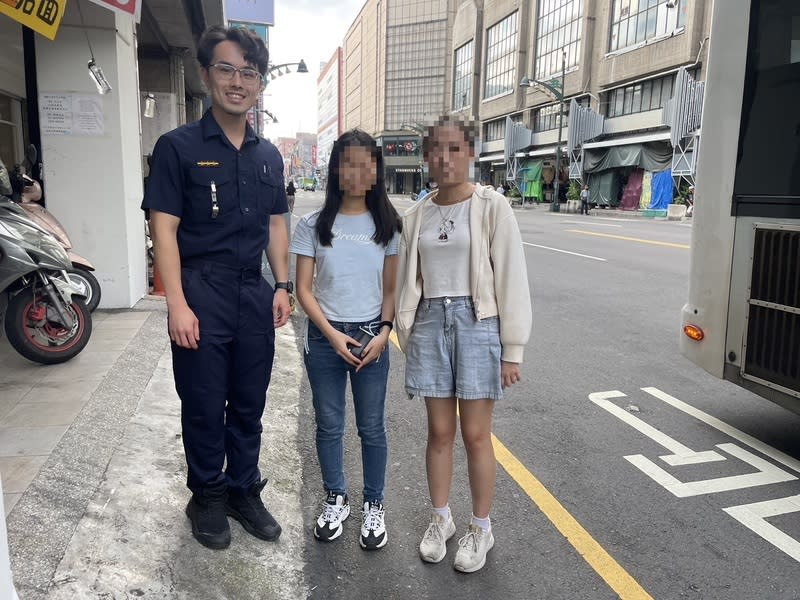 中市警助港籍旅客找回遺失錢包、學生證 香港籍黃姓女學生（中）日前與友人來台旅遊，在台 中搭公車時不慎遺失內含學生證的錢包，隨即到警局 報案求助，所幸在警方協助下成功找回。 （翻攝照片） 中央社記者蘇木春傳真  113年7月1日 