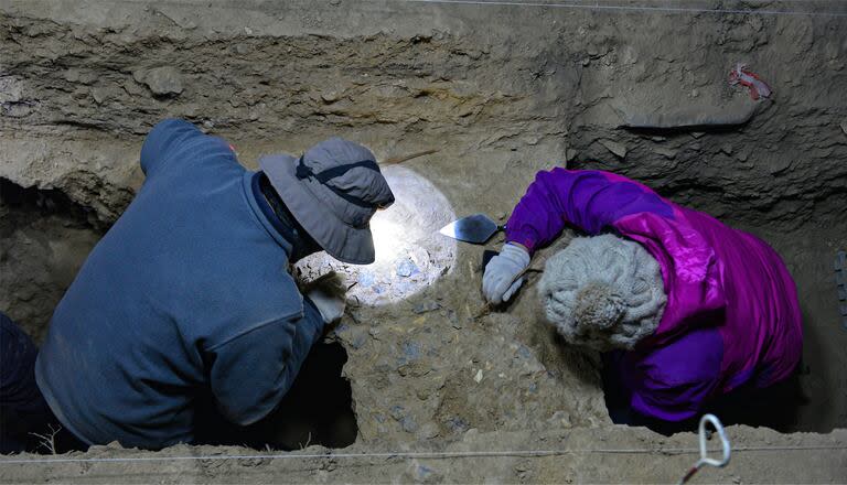 Excavaciones en la cueva kárstica de Baishiya, en la meseta tibetana, donde, según los investigadores, vivieron los denisovanos durante más de 100.000 años, cazando o carroñeando una gran variedad de animales que siguen viviendo en la zona