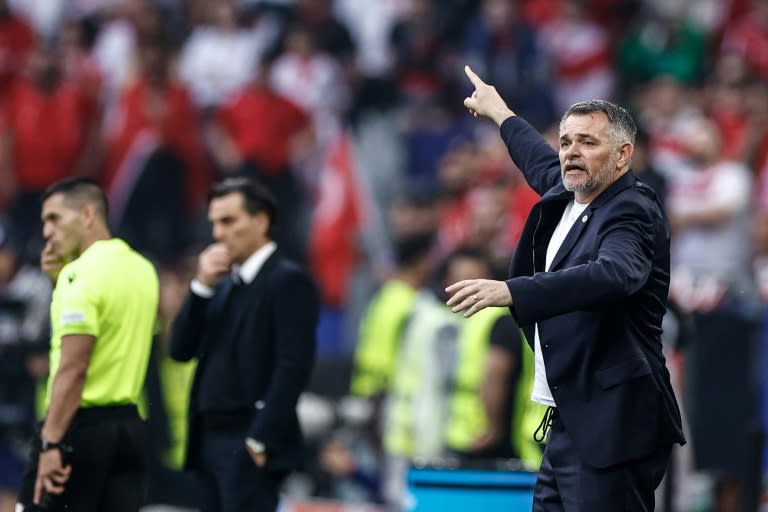 Willy Sagnol (R) shouts instructions to his players during Georgia's 3-1 defeat against Turkey in Euro 2024 (KENZO TRIBOUILLARD)