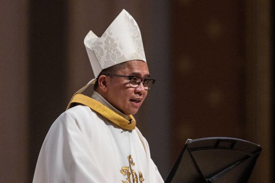 El obispo auxiliar Rey Bersabal da las gracias a los participantes en su ceremonia de ordenación el viernes 31 de mayo de 2024.