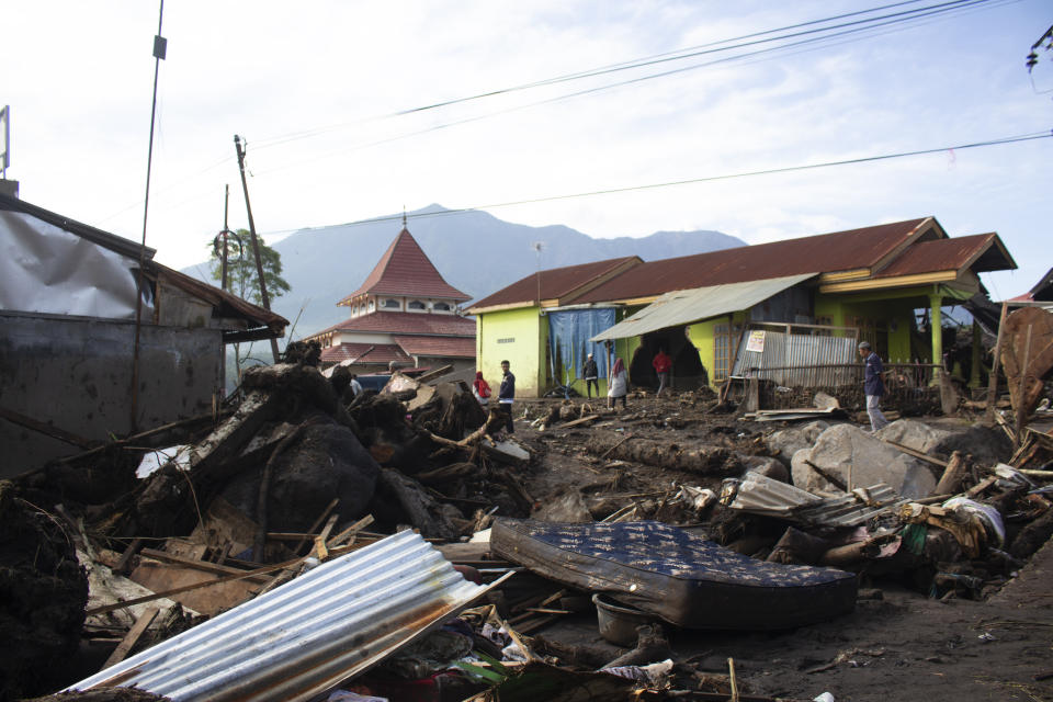 People inspect the damage by a flash flood in Agam, West Sumatra,Indonesia, Tuesday, May 14, 2024. Rescuers on Tuesday searched in rivers and the rubble of devastated villages for bodies, and whenever possible, survivors of flash floods that hit Indonesia's Sumatra Island over the weekend. (AP Photo/ Fachri Hamzah)