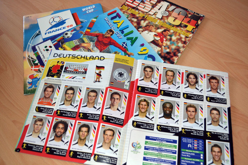 Alle vier Jahre zur Weltmeisterschaft bricht die Sammelleidenschaft aus: Es geht um Fußballsticker von Panini. Der Spaß ist groß, der Preis noch größer. Tatsächlich haben sich die Sticker im Rückblick massiv verteuert.