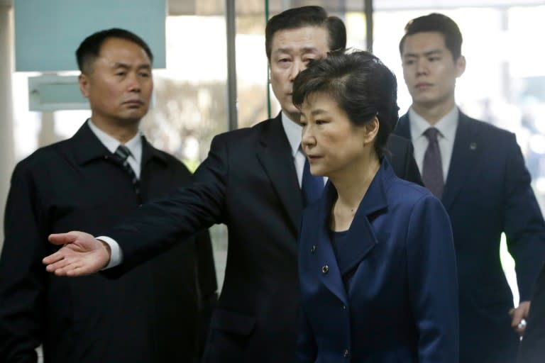 South Korea's ousted president Park Geun-Hye (front R) arrives for questioning on her arrest warrant at the Seoul Central District Court in Seoul on March 30, 2017
