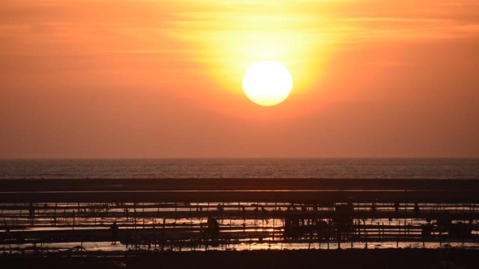 前往王功漁港，還能欣賞招牌美景「王功夕陽」。（圖／翻攝自彰化縣政府官網）