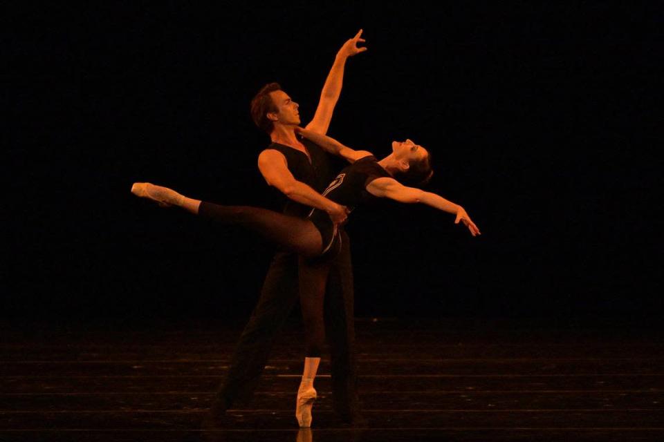 Tricia Albertson (Miami City Ballet) y Rainer Krenstetter (Unblanche, Japón) en “Adagetto”.