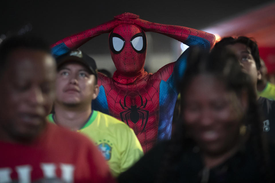 Un aficionado al fútbol vestido como Spiderman observa el partido Brasil contra Uruguay de cuartos de final de la Copa América en una pantalla instalada en la playa de Copacabana, en Río de Janeiro, el 7 de julio de 2024. Brasil perdió en penaltis. (Foto AP/Bruna Prado)