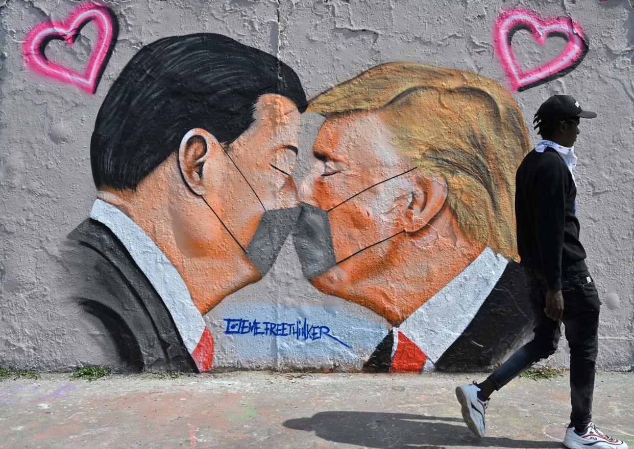 Mural de Xi Jinping y Donald Trump en Berlín. (Photo by JOHN MACDOUGALL/AFP via Getty Images)