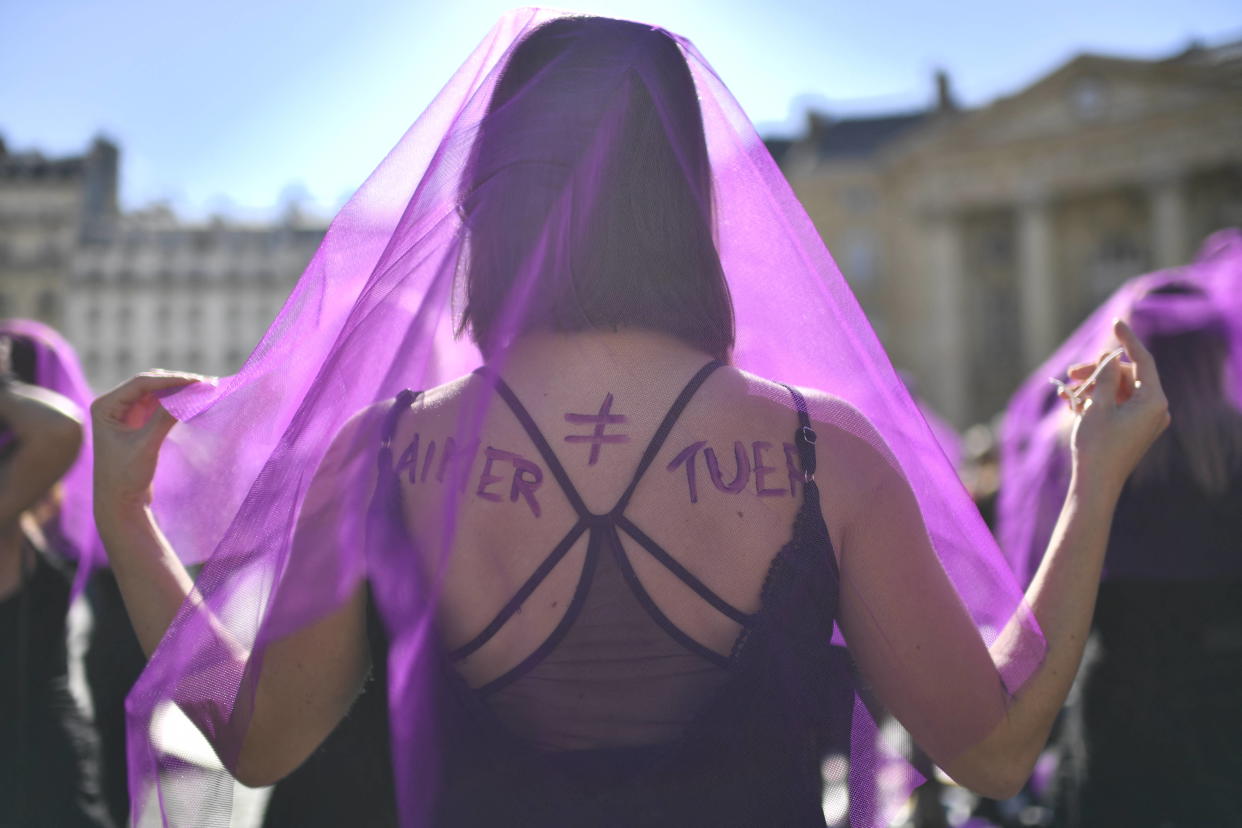 Une femme lors d’un rassemblement du collectif #NousToutes contre les féminicides, à Paris le 9 octobre 2022