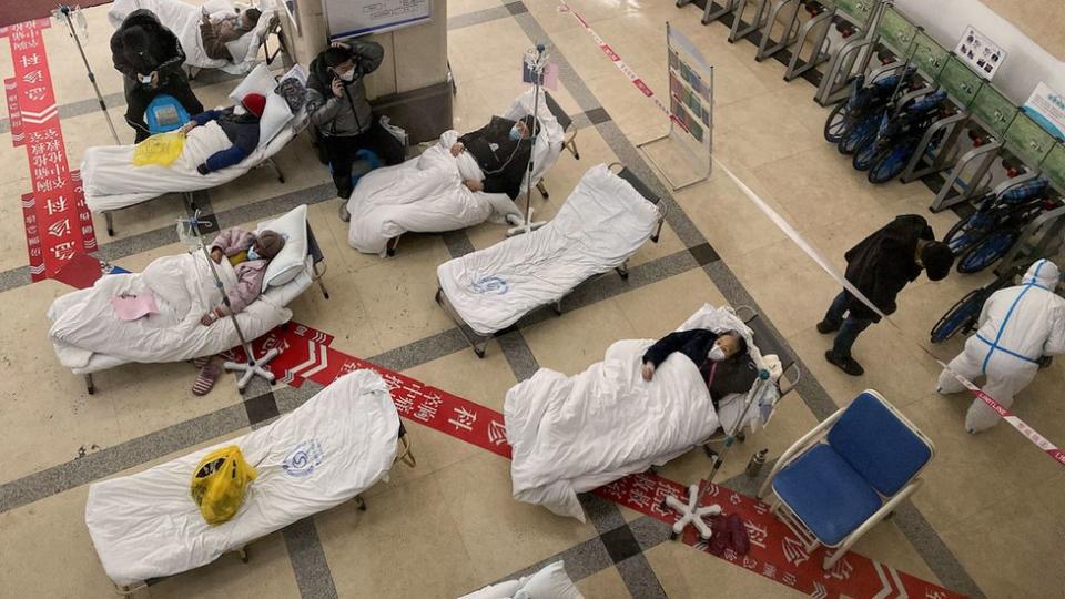 重慶市第五人民醫院正門大廳內新冠病毒患者躺臥在臨時病牀上（23/12/2022）