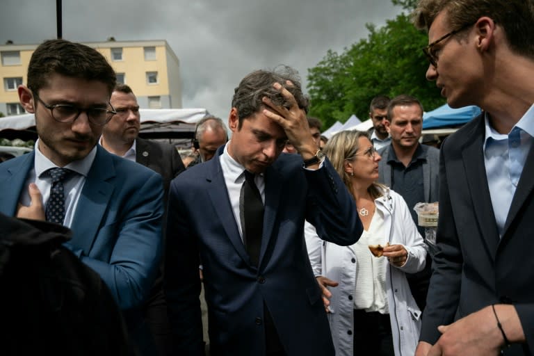 Am letzten Wahlkampftag vor der entscheidenden Runde der Parlamentswahl in Frankreich hat Premierminister Gabriel erkennen lassen, dass seine Regierung unabhängig vom Ergebnis noch eine Weile im Amt bleiben könnte. (ARNAUD FINISTRE)