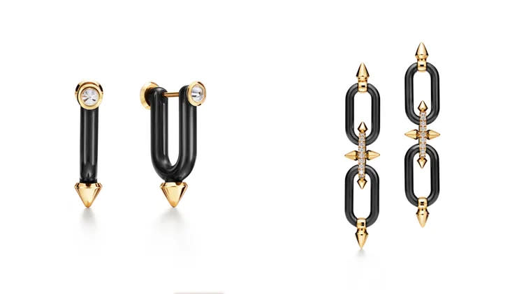 Tiffany Titan by Pharrell Williams系列，（左）18K黃金與黑鈦金鋪鑲鑽石耳環，可轉換成單鑽造型配戴；（右）18K黃金與黑鈦金鋪鑲鑽石垂墜式耳環。品牌提供