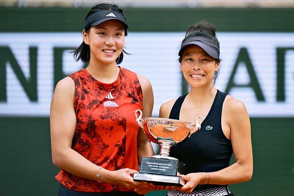謝淑薇（圖右）與中國選手王欣瑜搭檔獲得2023法網公開賽女子雙打冠軍。