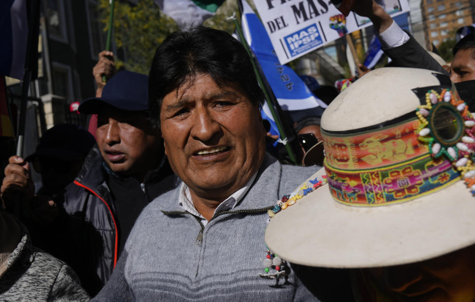 El exmandatario boliviano y líder histórico del partido oficialista MAS, Evo Morales, llega al Tribunal Supremo Electoral donde se convocó a un encuentro entre todos los partidos políticos del país para debatir si se suspenden las primarias internas de cada organización en La Paz, Bolivia, el miércoles 10 de julio de 2024. (AP Foto/Juan Karita)