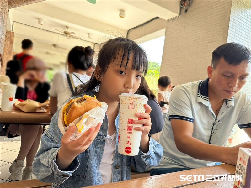 小芝一家第一次吃麥當勞非常的開心。（圖／記者張雅筑攝）