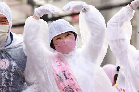 盧秀燕在台中街頭車掃，即便因下雨而穿上雨衣，依舊活潑用手比出大愛心。（圖／取自盧秀燕臉書）