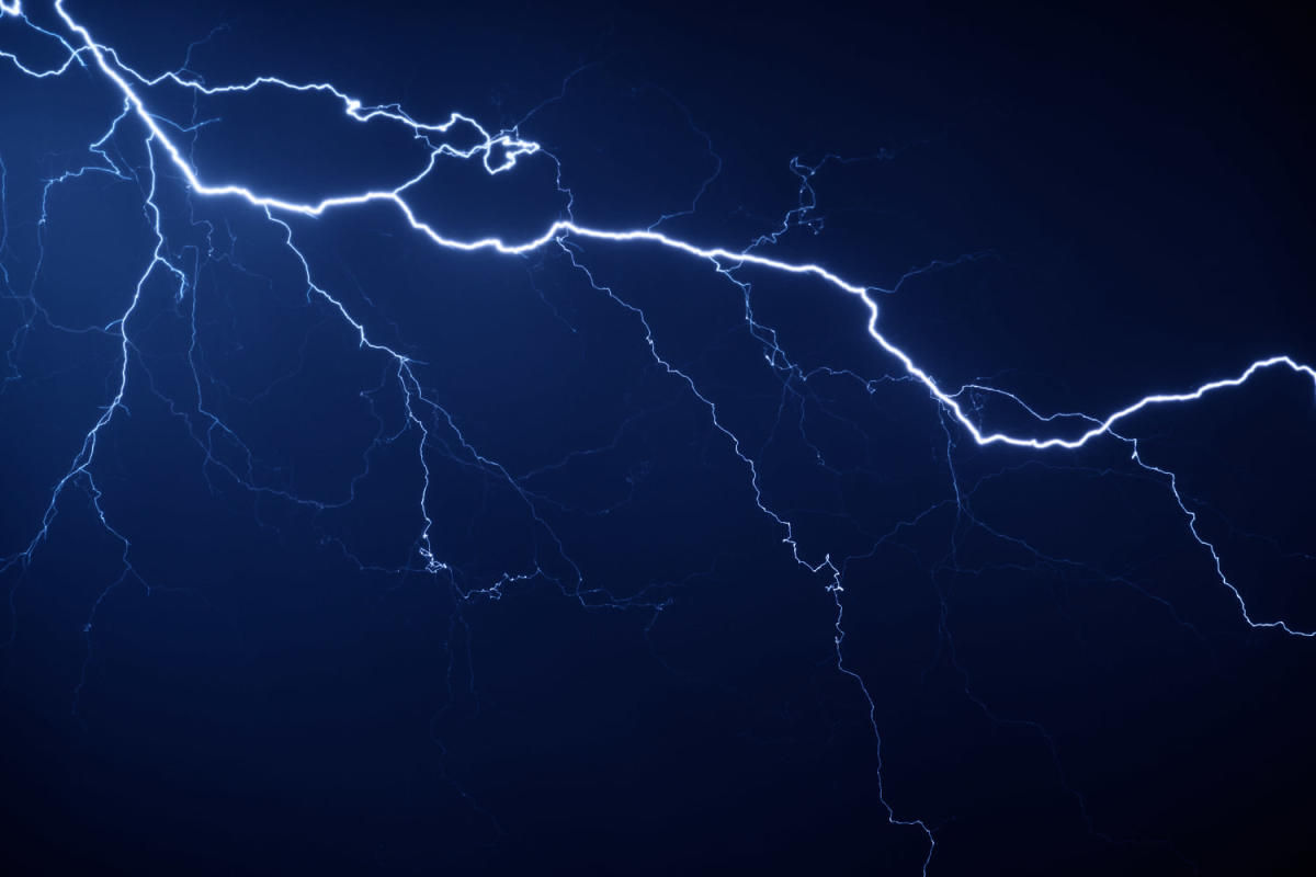 7 members of a youth group in hospital after lightning strike in Utah
