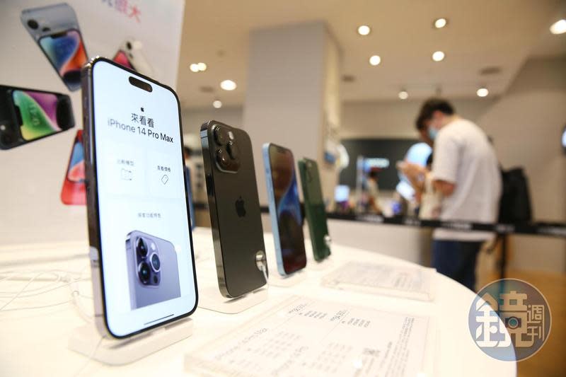 蘋果去年第4季業績衰退，肇因於主力產品iPhone受中國疫情影響，官方實施嚴格清零封控，富士康鄭州廠無法順利供貨。圖為iPhone 14 Pro Max。（本刊資料照）