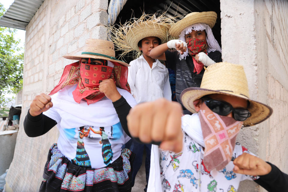 Niños con el atuendo clásico para participar en la Lucha de los Xochimilcas. / Foto: Cuartoscuro