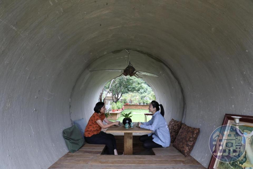 有趣的水管屋用餐區，一次只容一組客人。