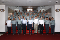 總統馬英九先生18日前往陸軍司令部，與官兵代表合影留念。（軍聞社記者陳建興攝）