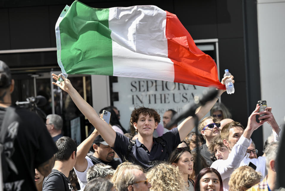 Un fan con la bandera italiana durante el concierto de la banda de rock italiana Måneskin en Times Square el viernes 15 de septiembre de 2023, en Nueva York. (Foto Evan Agostini/Invision/AP)