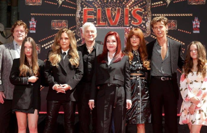 La familia Presley en el estreno de Elvis