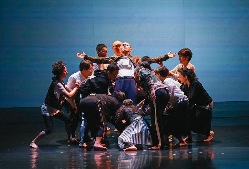 金士傑（中）召集團員重繹蘭陵的經典舞台劇《演員實驗教室》，於2018年起在台灣、中國大陸巡演24場。（劉振祥提供）