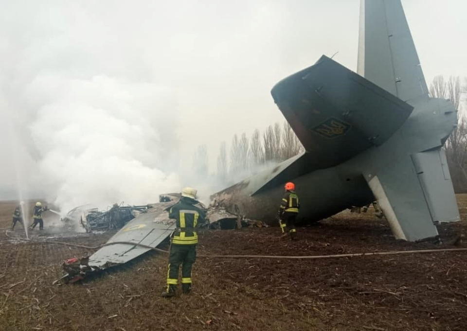 烏克蘭空軍戰機在首都基輔附近被俄軍飛彈擊落，救難人員在現場救援。（圖／路透）