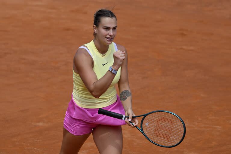 La tenista bielorrusa Aryna Sabalenka festeja tras ganarle a la letona Jelena Ostapenko en los cuartos de final del WTA 1000 de Roma